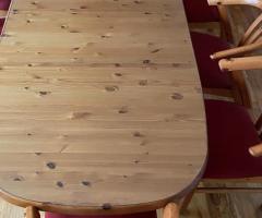 TOP QUALITY DINING TABLE AND 8 CARVER SEATS - Image 1