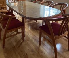 TOP QUALITY DINING TABLE AND 8 CARVER SEATS - Image 3