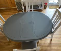 KITCHEN TABLE AND 4 CHAIRS - GREY / WHITE - Image 3